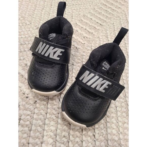 Nike Team Hustle Basketball Sneakers Boys US 4C Black Logo Athleisure Running - Picture 2 of 6